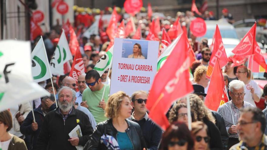 500 funcionarios piden por  las calles la dimisión de Salom