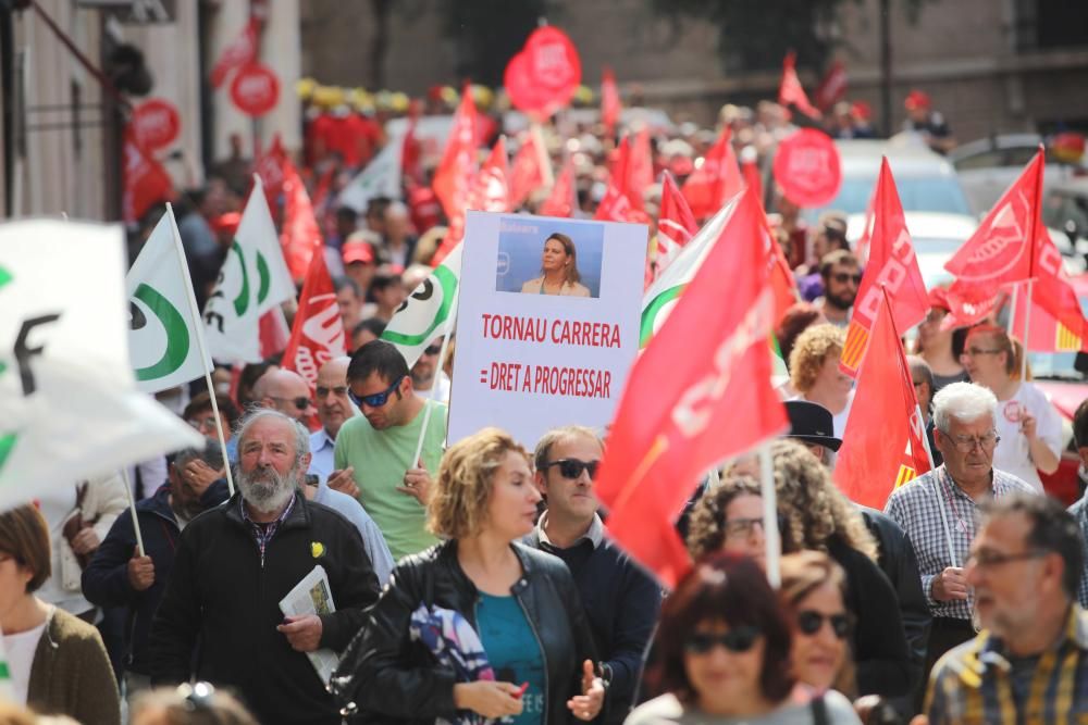 500 funcionarios piden por  las calles la dimisión de Salom