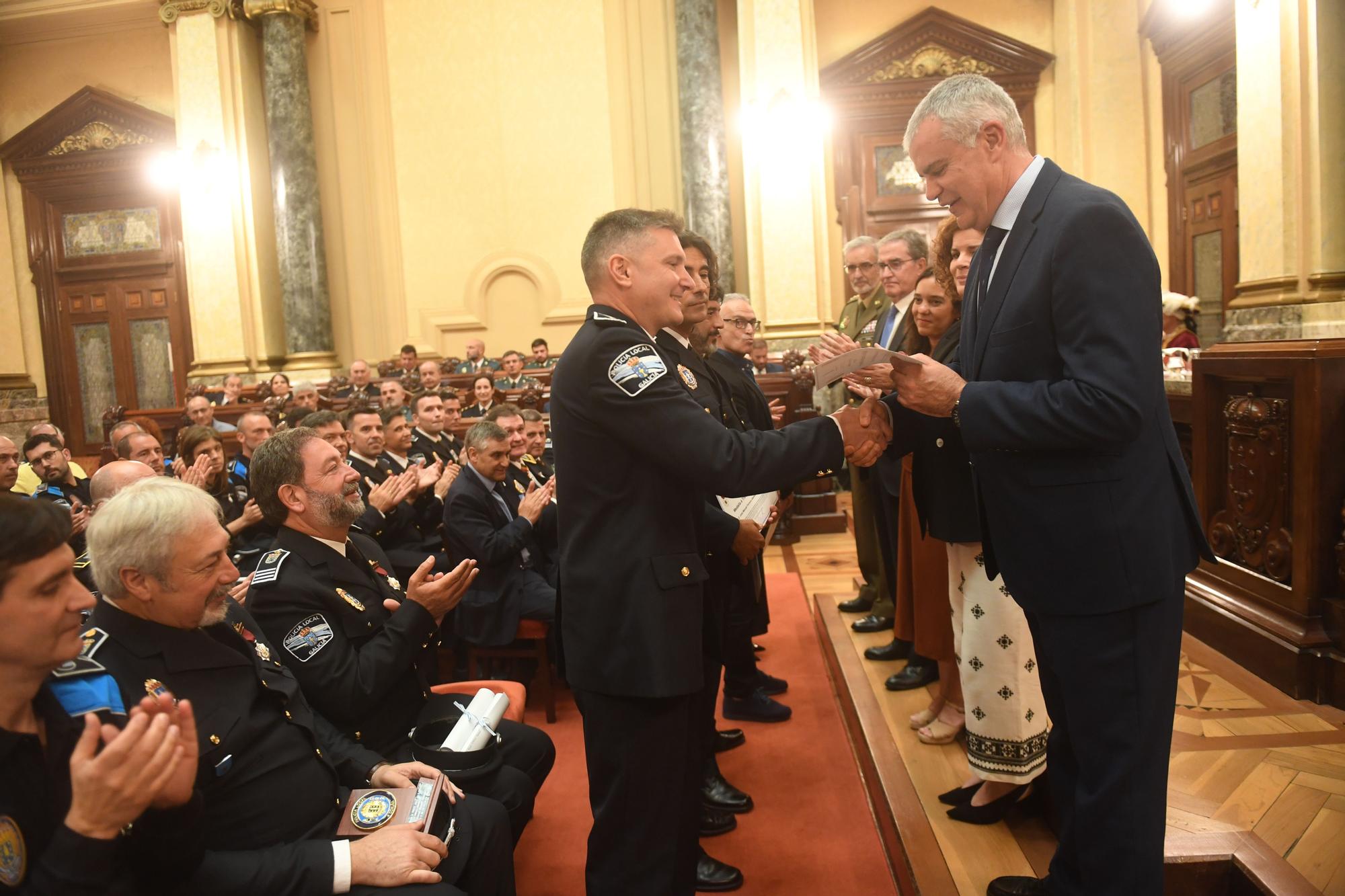 Homenaje a los policías locales de A Coruña que llevan 20 años en el cuerpo