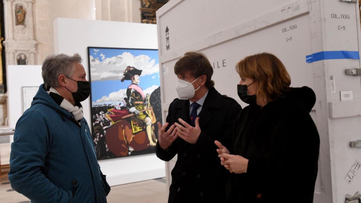 Nacho Ruiz, José Ramón Palazón y Carolina Parra, ayer, con una obra del Equipo Crónica al fondo. | ISRAEL SÁNCHEZ