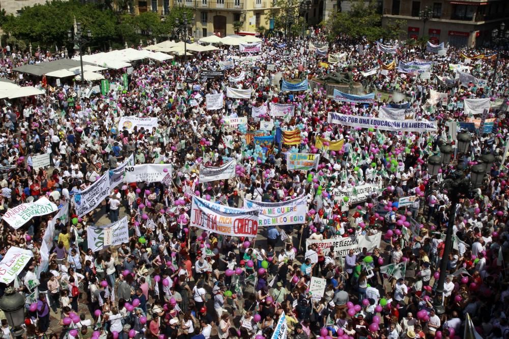 Cientos de alicantinos, en la protesta contra Marzà en Valencia