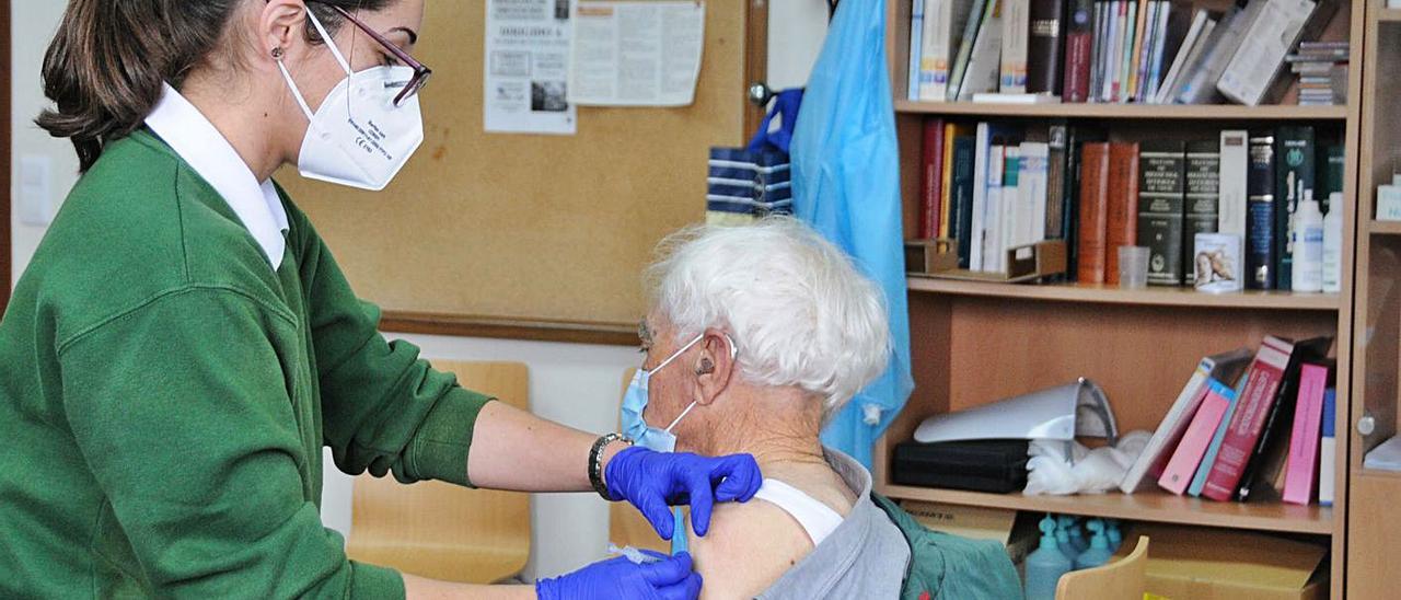 Vacunación de mayores de 80 años en el centro de salud de Moaña. |   // GONZALO NÚÑEZ