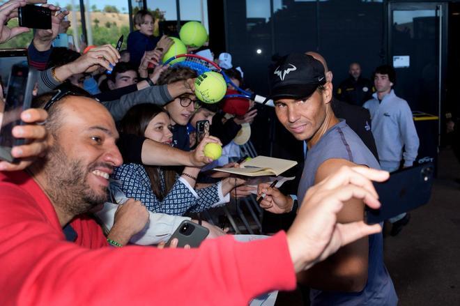 Rafa Nadal firma autógrafos en el Mutua Madrid Open.