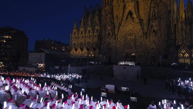 Gaudí dibuixat amb drons al cel durant l’espectacle final de la benedicció de la torre de Jesús de la Sagrada Família, ahir. | MANU MITRU