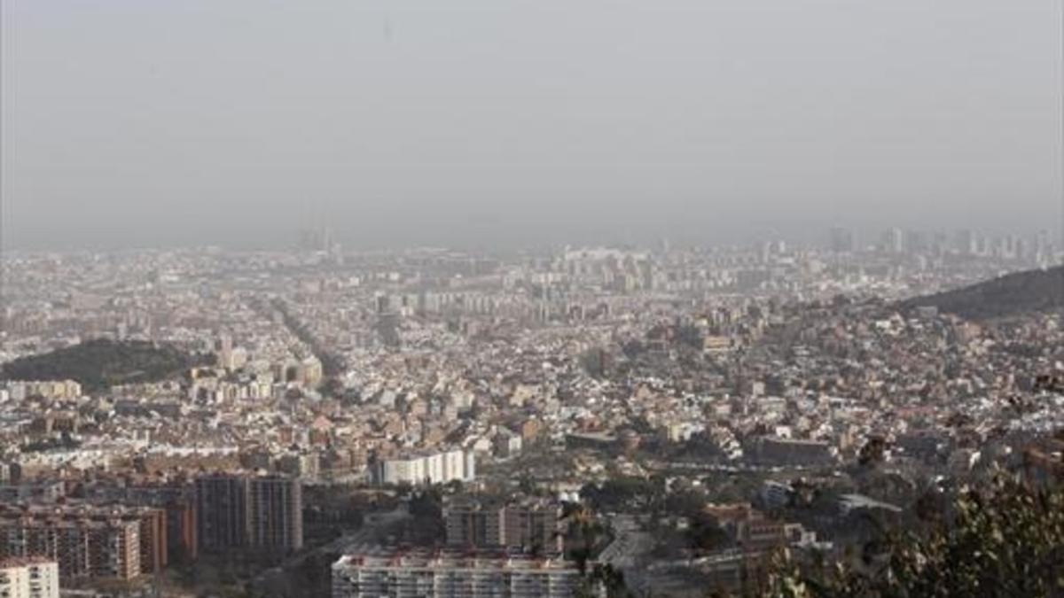 Contaminación. Panorámica del área metropolitana desde Collserola