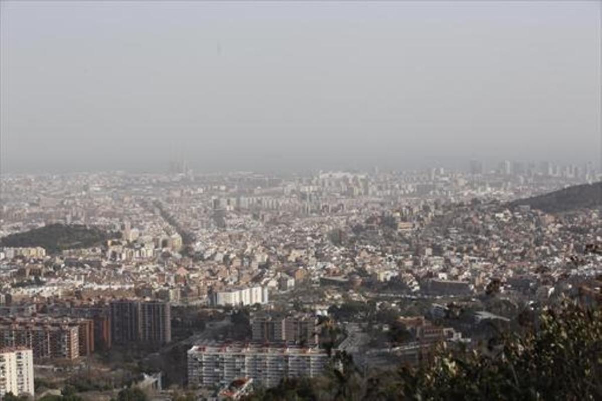 Contaminació. Panoràmica de l’àrea metropolitana des de Collserola