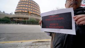 Un hombre protesta a las puertas del Tribunal Constitucional.