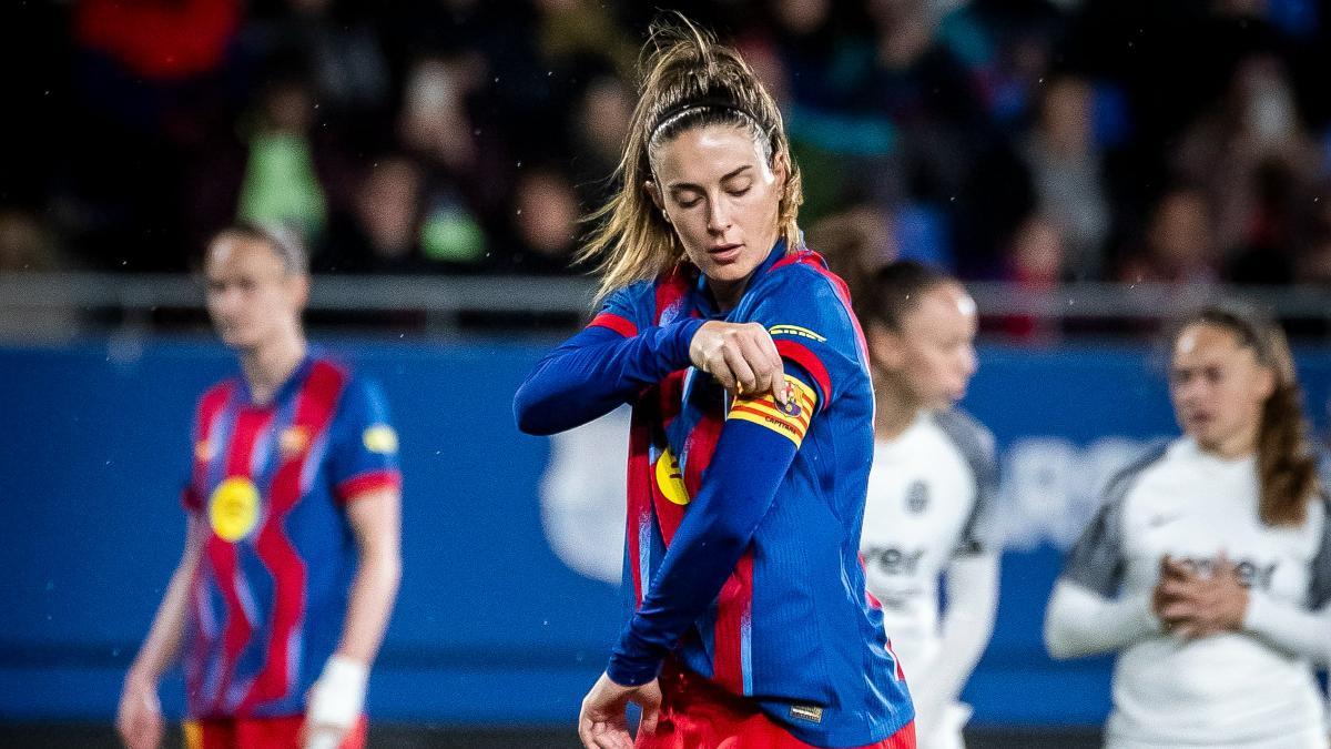 Alexia Putellas antes de lanzar un penalti