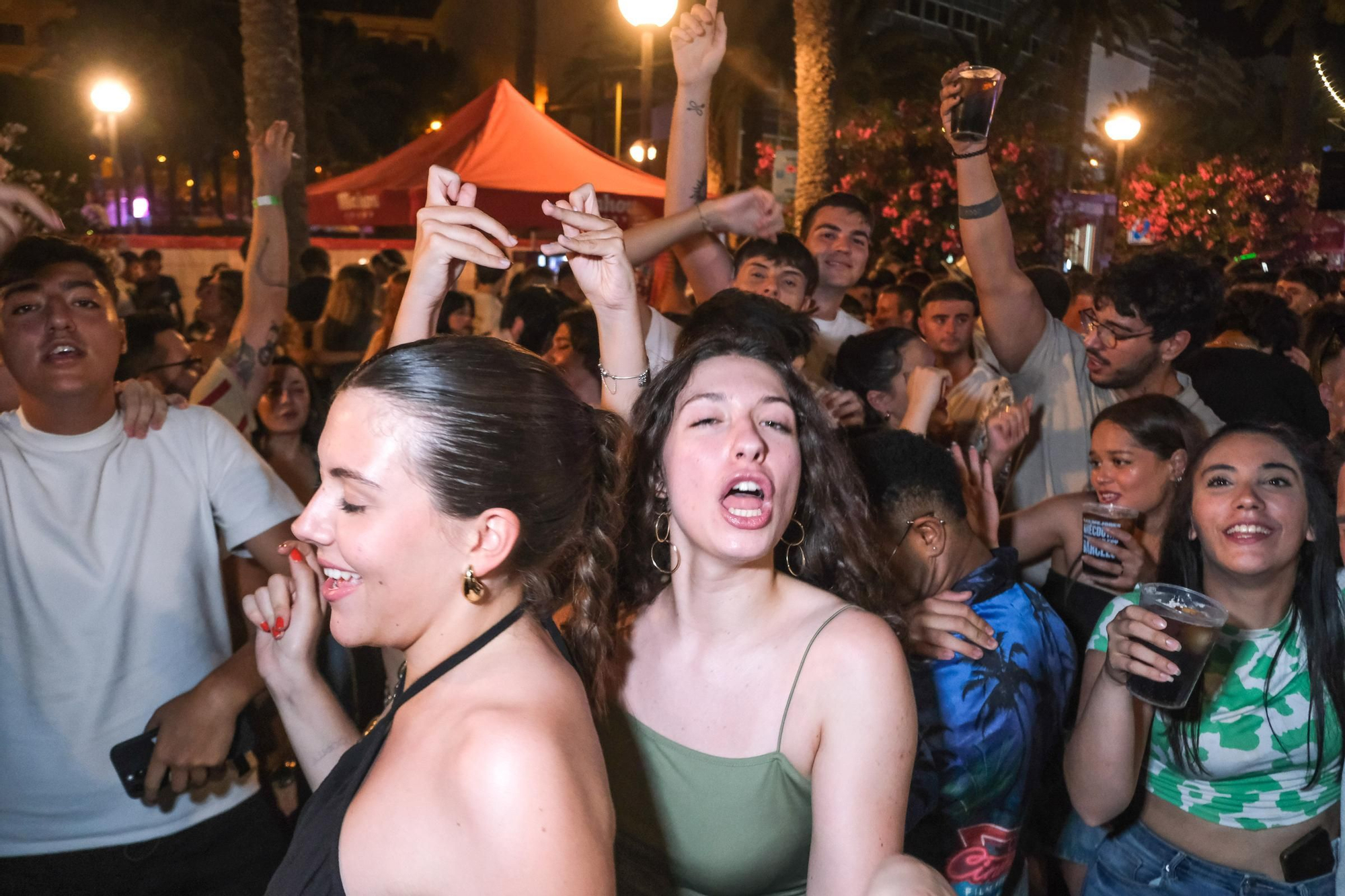 Galería de fotos: así es salir de fiestas en Hogueras de Alicante