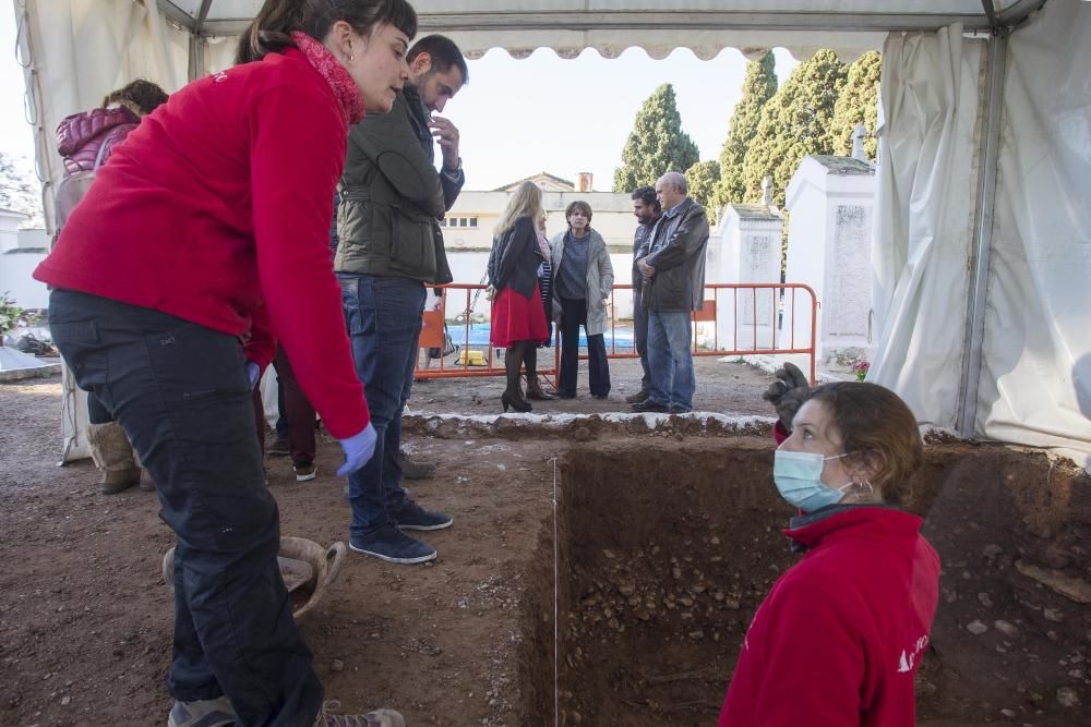 Visita de la ministra de Justicia a las exhumaciones en Castelló