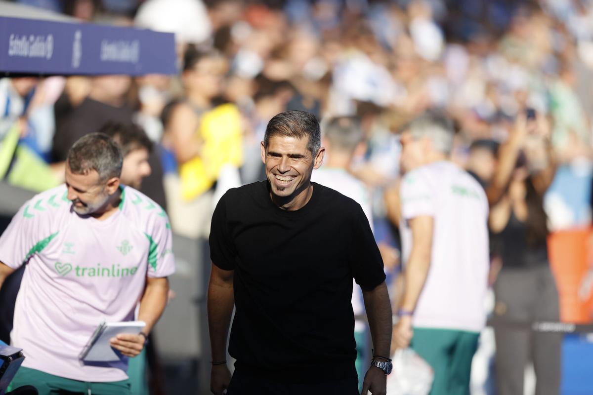 El entrenador del Depor, Antonio Hidalgo, durante el partido de la jornada 7 de LaLiga EA Sports que disputan el Deportivo La Coruña y el Real Betis este domingo, en el Estadio ABANCA-RIAZOR de A Coruña. EFE/ Cabalar. (Deportivo)
