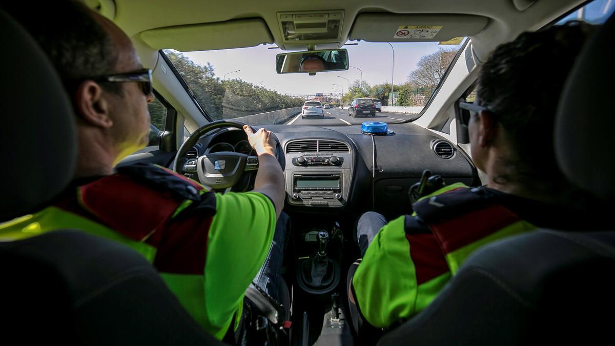 Barcelona 27/03/2019 Sociedad Salida con un coche 'espiell' (mirilla) de Mossos d'Esquadra. Es un coche camuflado para cazar infractores en carretera.Trafico, Mossos d'Esquadra.Fotografia de JOAN CORTADELLAS