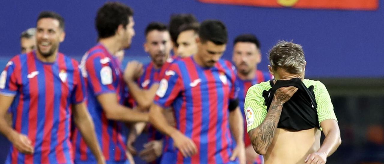 Villalba se lamenta tras con los jugadores del Eibar detrás celebrando el 3-2 de Leschuk