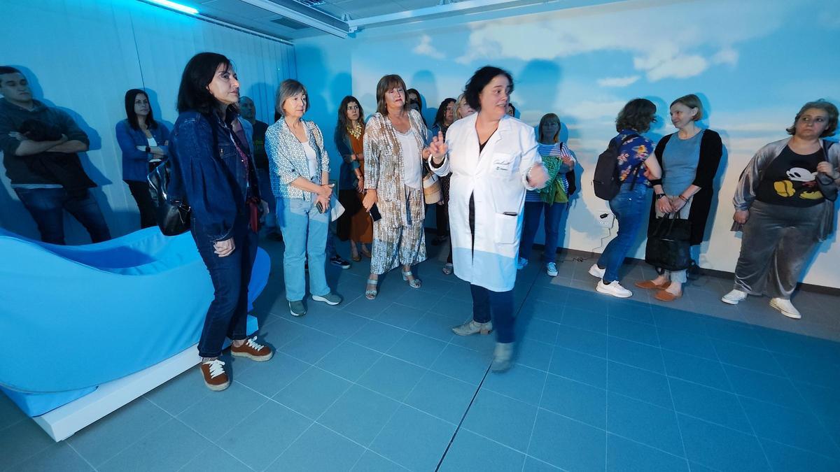 Marta Pravia ofrece una explicación a parte del grupo de visitantes en la sala multisensorial del Credine. | A. Velasco