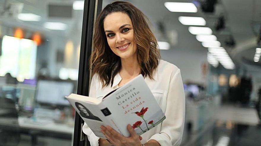 La peridiodista y escritora Mónica Carrillo. | // MARÍA VILLANUEVA