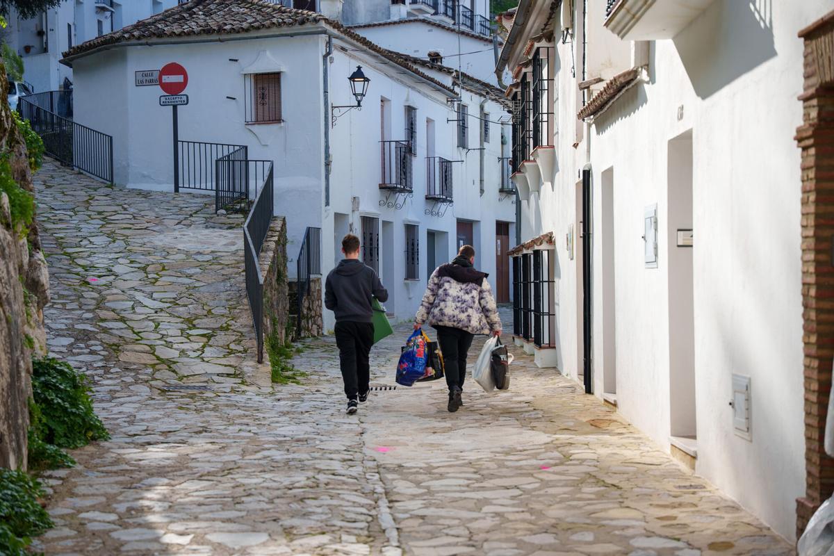 Primeros vecinos de la localidad gaditana de Grazalema, vuelven a sus hogares tras haber tenido que abandonarlos por las fuertes lluvias con las que el temporal golpeó al municipio