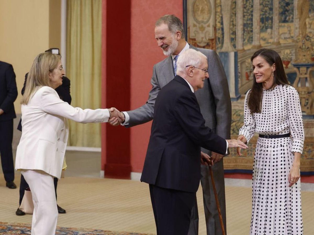 Los Reyes estrechan la mano a la exministra Ana Pastor y al director honorario de la RAE, Víctor García de la Concha, a su llegada a la reunión. | CHEMA MOYA