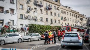 Bombers y Protecció Civil ante el edificio derrumbado parcialmente el pasado 6 de febrero en Badalona