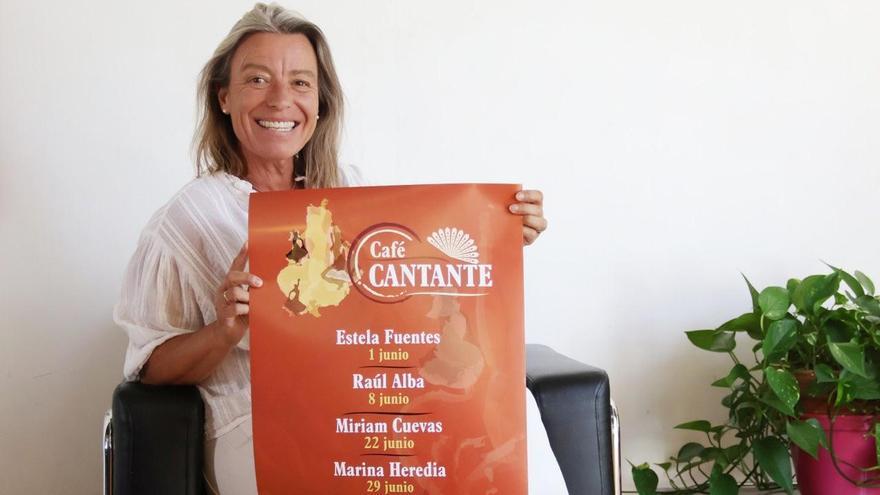 Isabel Albás presenta el cartel del ciclo 'Café Cantante'.