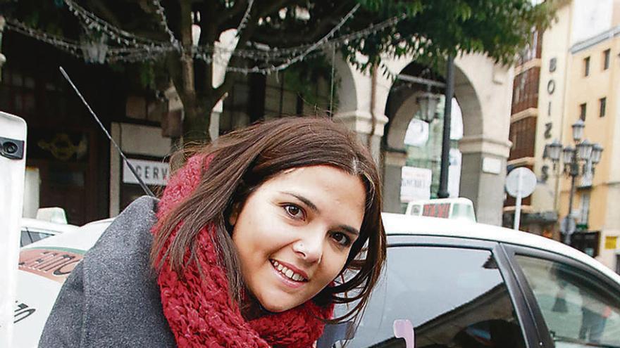 Rebeca Veleda, junto a la campaña de la ONG en Zamora.