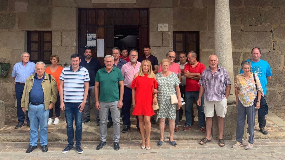 Representantes municipales y sociales de Arribes del Duero, ayer en la constitución de la asociación. | Cedida