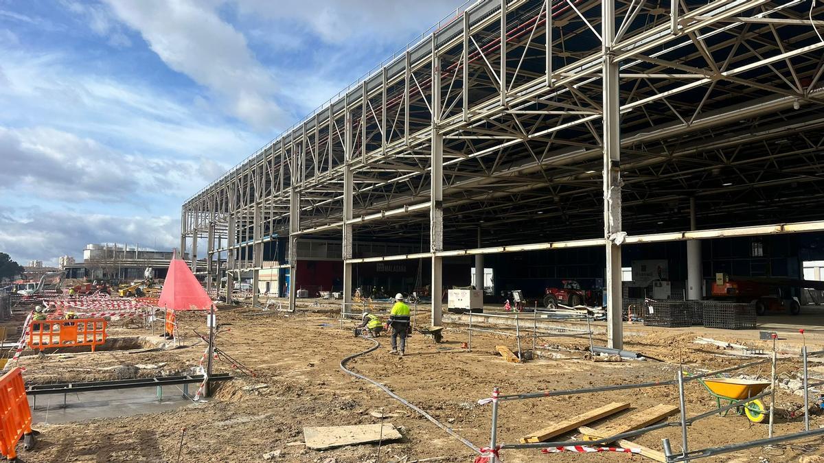Operarios trabajando en la ampliación de los pabellones 1 y 2 de IFEMA que albergarán los boxes, Paddock Club y otras áreas VIP.