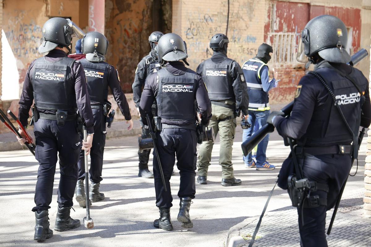 Agentes de la Policía Nacional en uno de los registros domiciliarios realizados en el barrio de Lo Campano