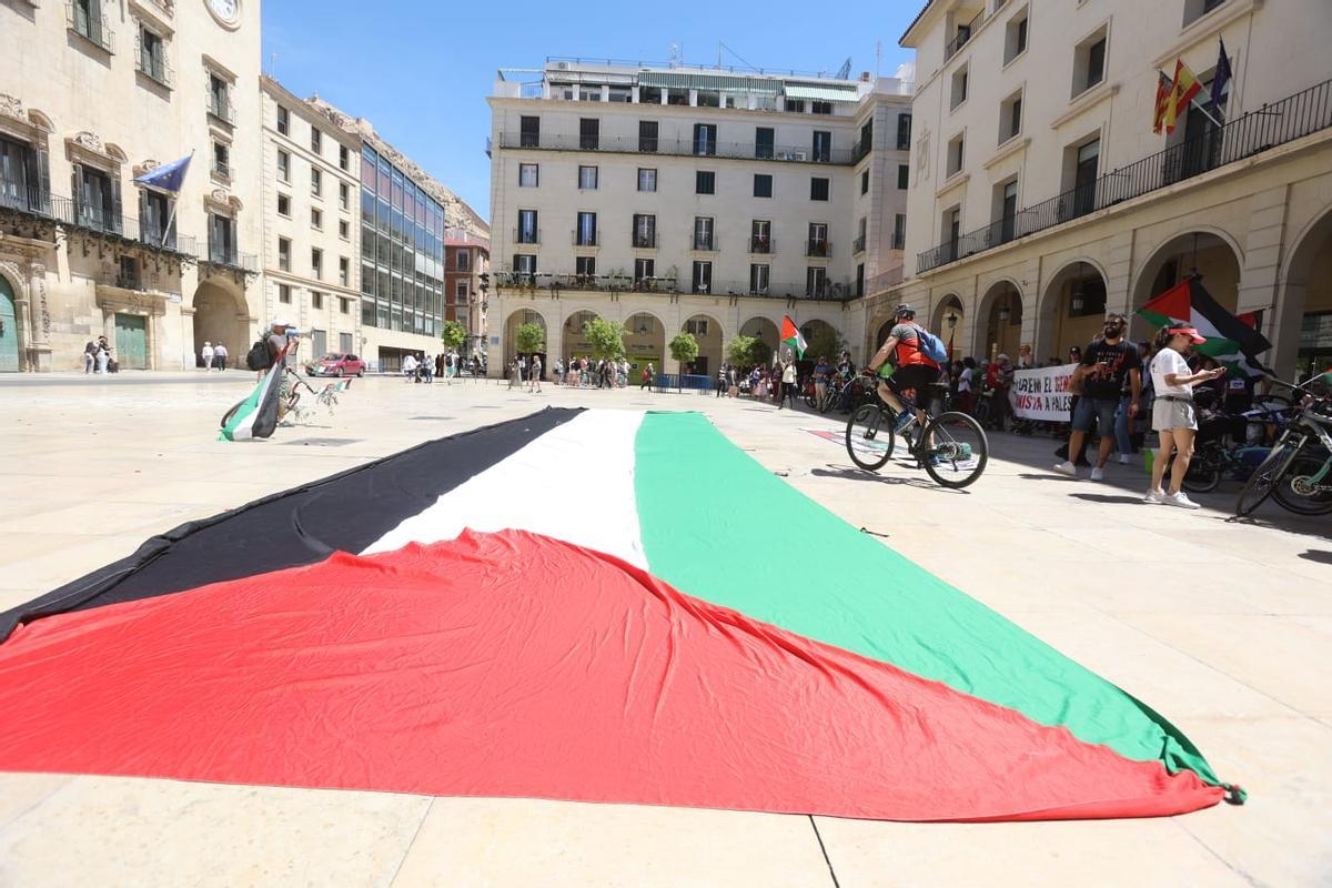 Bandera de Palestina desplegada frente al Ayuntamiento de Alicante