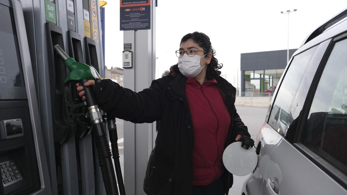 Una dona omple el dipòsit en una gasolinera de Manresa