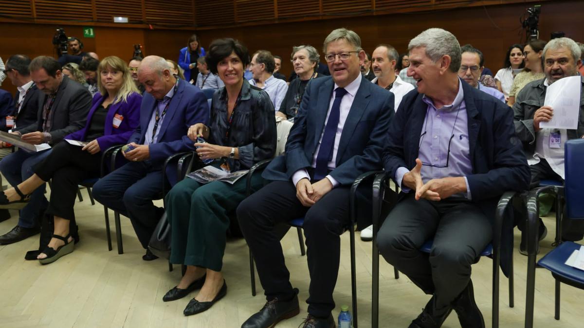 Ximo Puig, entre la directora general de Industrias Culturales Adriana Moscoso y José Manuel López-Tornero, presidente de RTVE