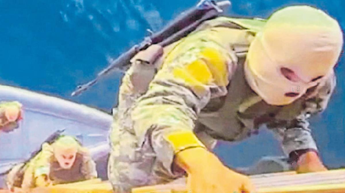 Forces navals de la Guàrdia Revolucionària aborden presumptament un vaixell que intentava creuar l’estret d’Ormuz.