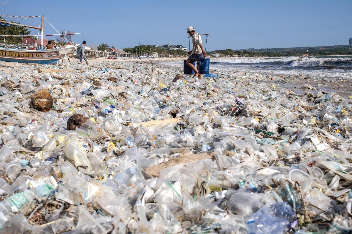 La basura se acumula en las playas de Bali tras la temporada de lluvias por la falta de gestión de residuos