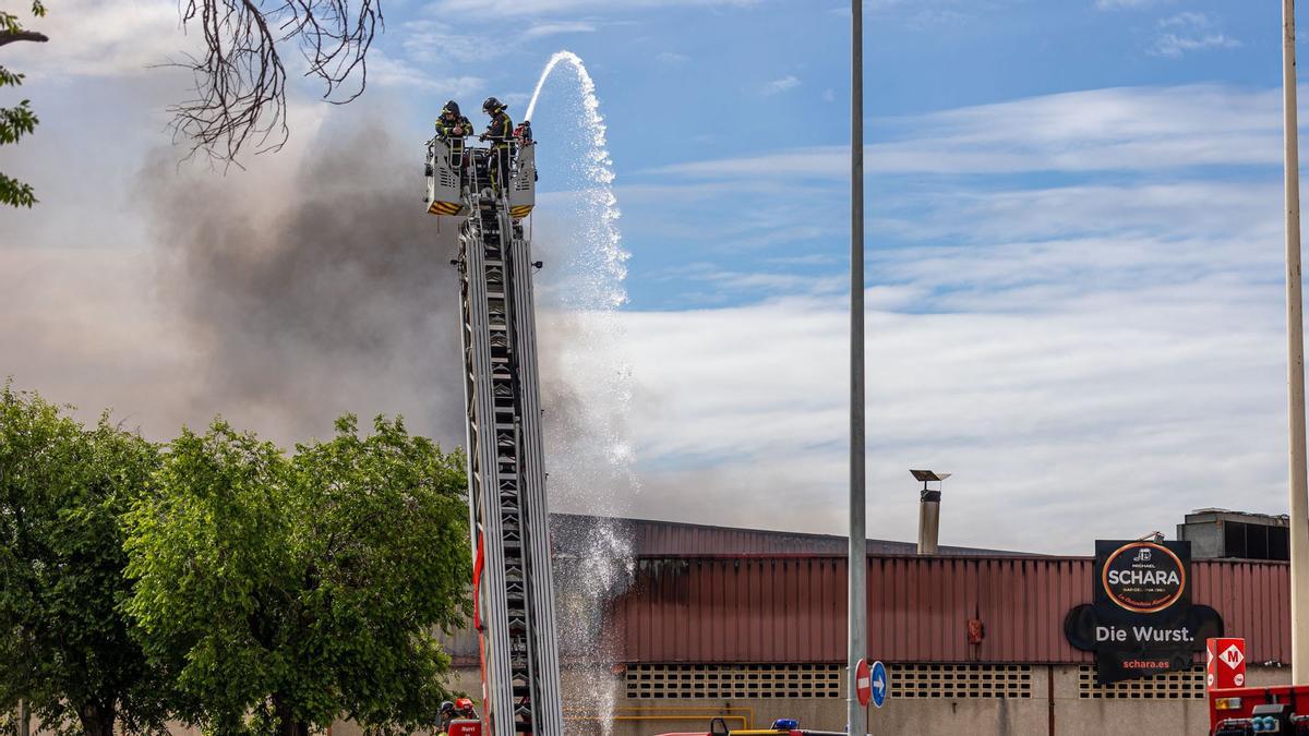 Incendio en la nave de la empresa cárnica Schara en Mercabarna.