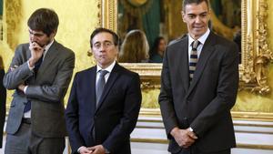 ARANJUEZ (MADRID), 09/12/2025.-Los reyes Felipe VI y Letizia presiden el Patronato del Instituto Cervantes, en el que participa también el presidente del Gobierno, Pedro Sánchez (d), y los ministros de Asuntos Exteriores, José Manuel Albares (c), y de Cultura, Ernest Urtasun (i), este martes junto a los patronos del Instituto Cervantes, Embajadores Iberoamericanos acreditados en España y autoridades.-EFE/ Chema Moya POOL