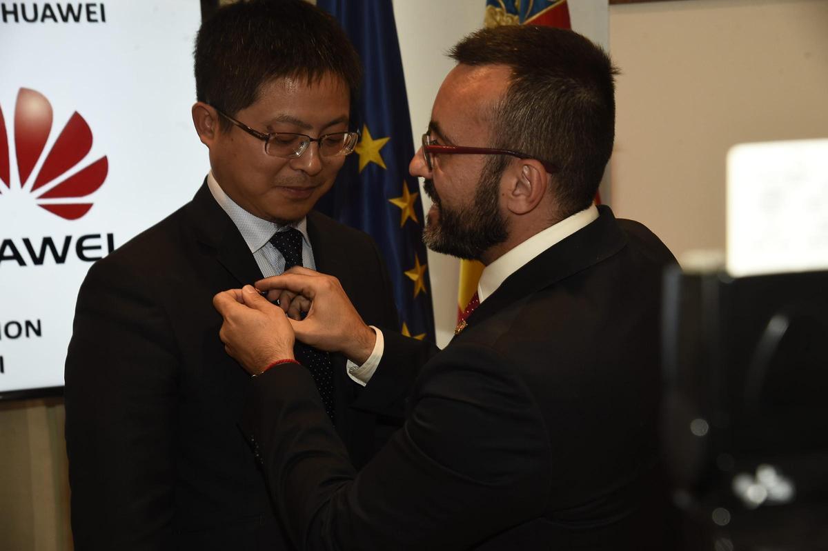 Otra foto de la firma del convenio, en abril de 2019.