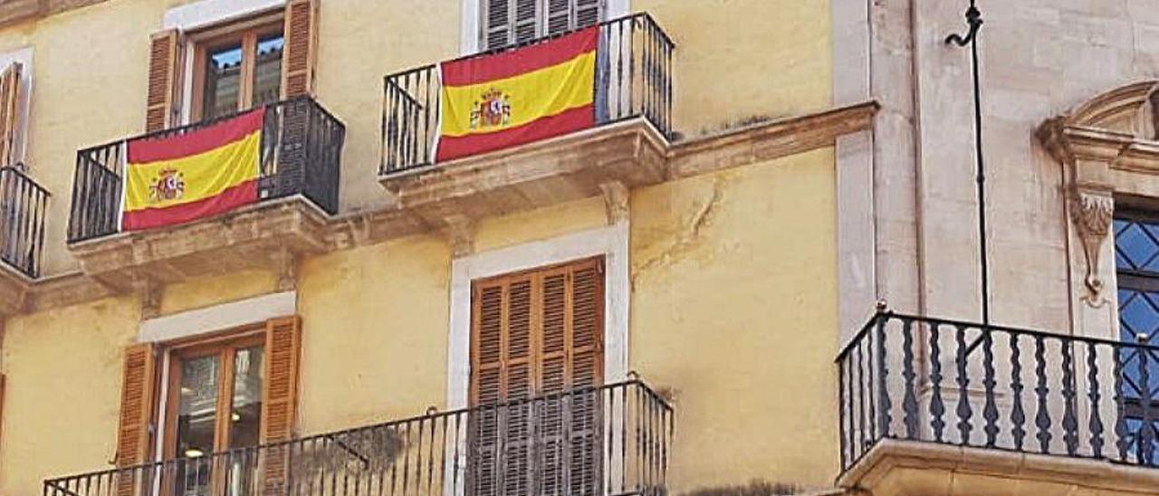 El PP ha colocado dos banderas españolas en el balcón.