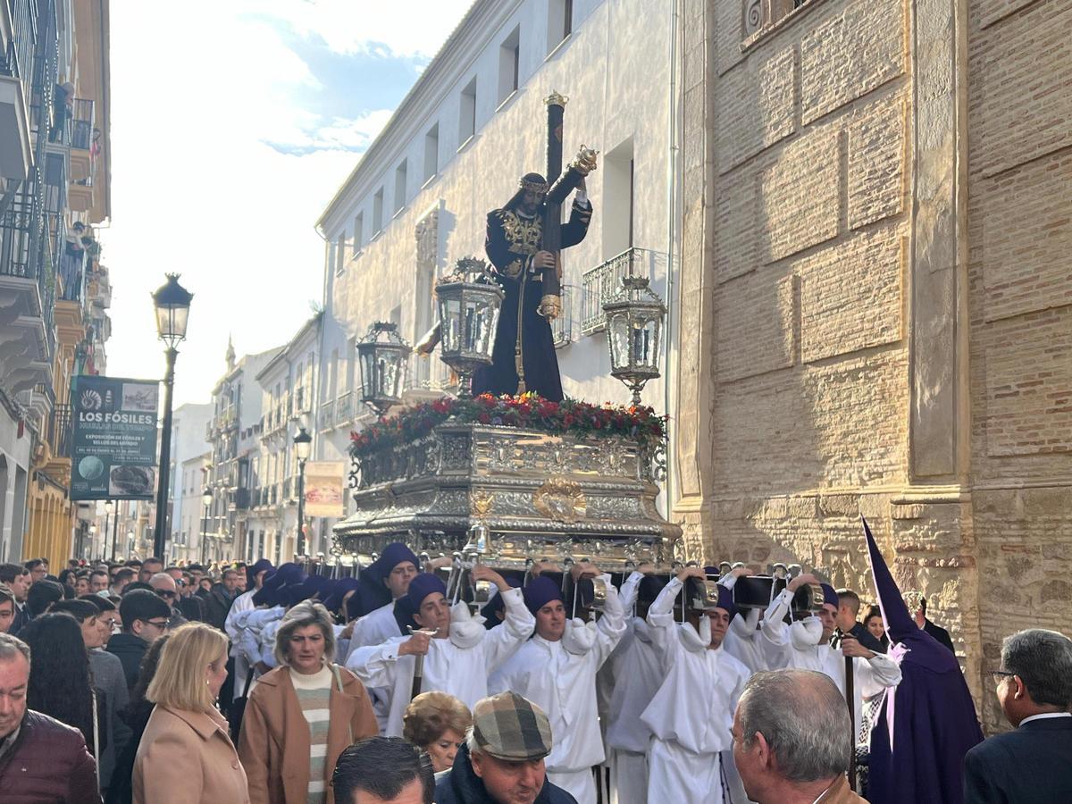 Los santeros portan al Cristo del Valle por las calles de Lucena.