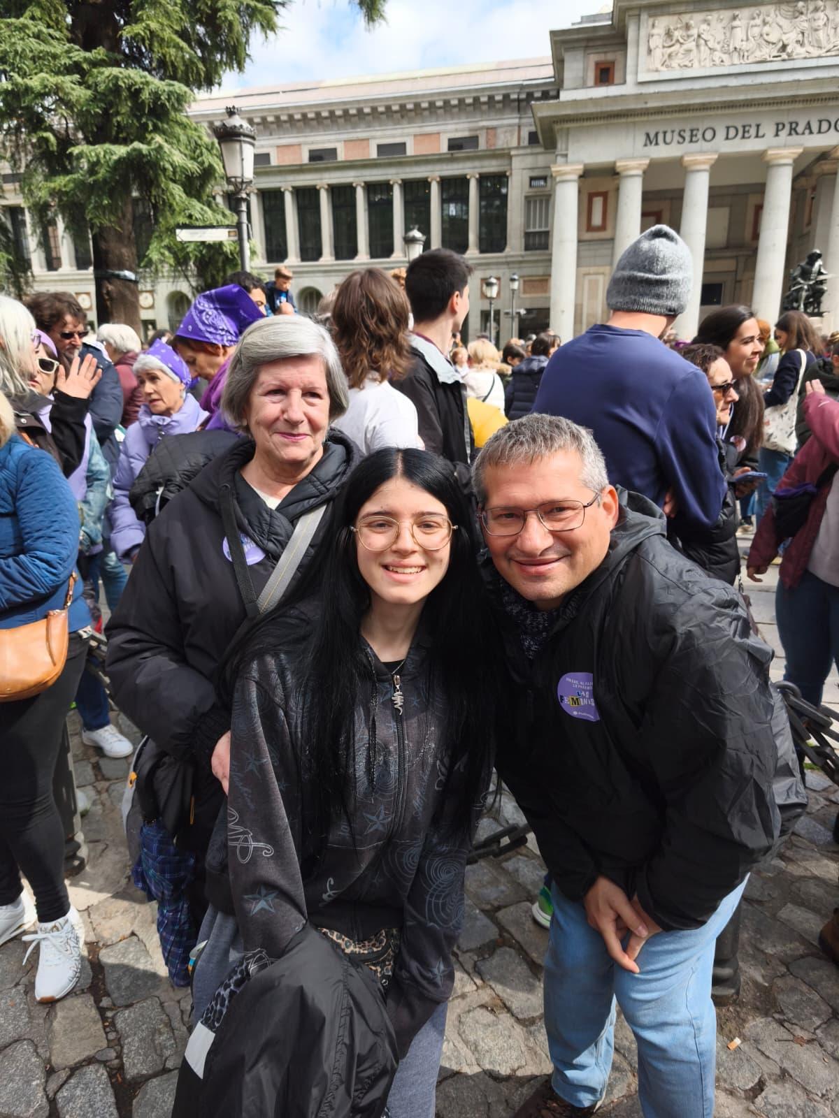 Carolina, junto a su abuelo y su padre, en la marcha del 8M en Madrid.
