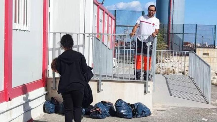 Rescatan una patera con 16 inmigrantes en la costa de Altea