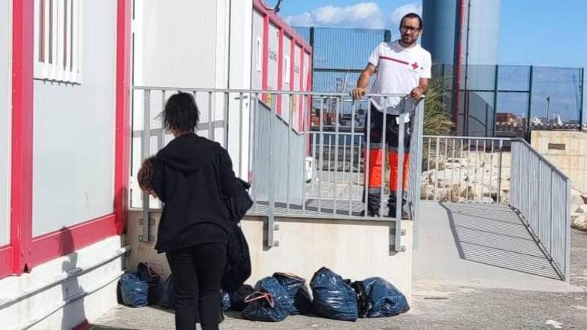 PATERA ALICANTE | Rescatan una patera con 16 inmigrantes en la costa de Altea