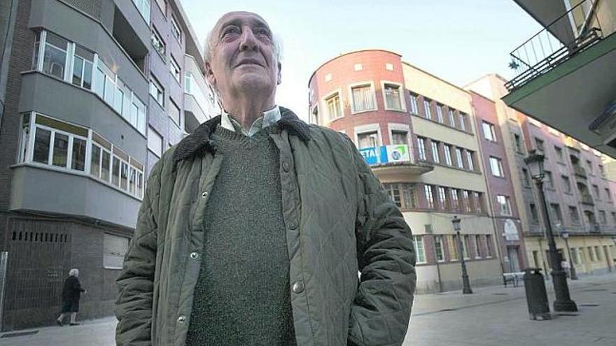 José Ramón Cueva, delante del edificio de la vieja Casa de Cultura, que hoy alberga otras oficinas.