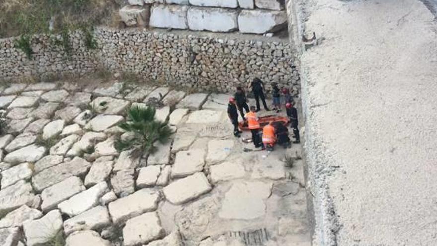 Momento en el que los agentes rescatan al niño.