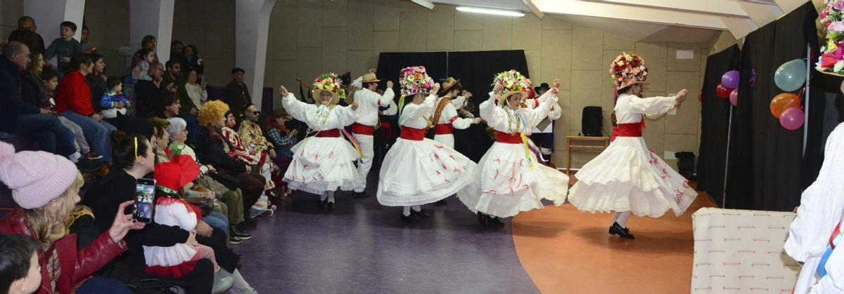 Un momento de la recuperada danza de Damas y Galáns en la parroquia de Domaio, que se bailó en el Centro Cultural Rosalía de Castro. | GONZALO NÚÑEZ