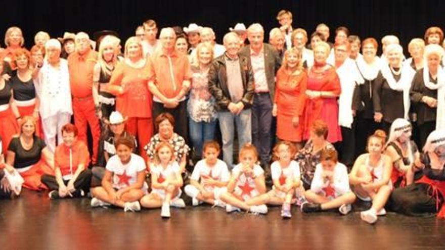 Foto de grup dels participants en la gala benèfica per Càritas de Blanes.