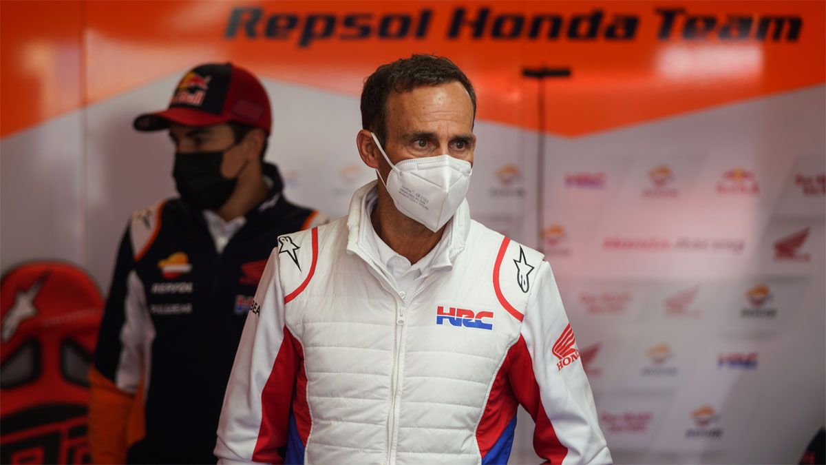 Alberto Puig, en el box en el Repsol Honda