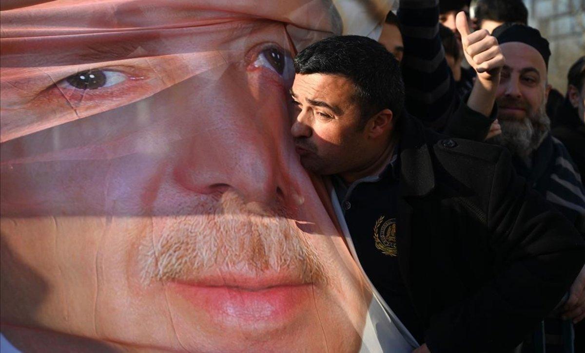 Un simpatizante de Erdogan besa una foto con la imagen del mandatario turco, en Estambul.
