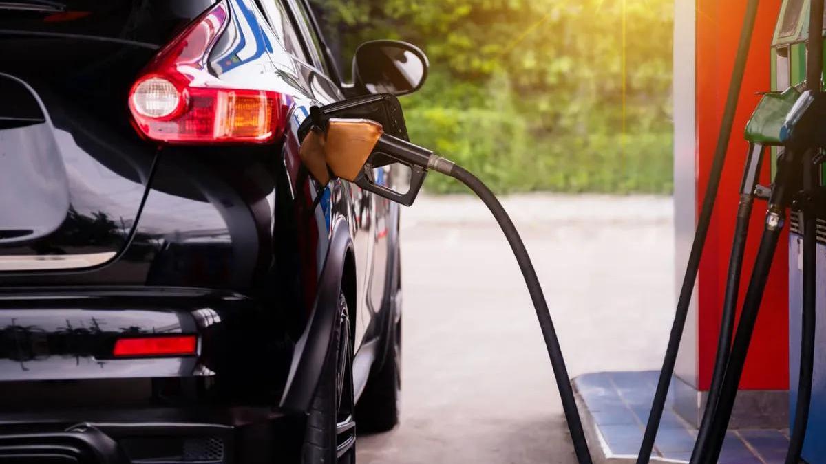 Revisa los precios de la gasolina y el diesel para el día de hoy.