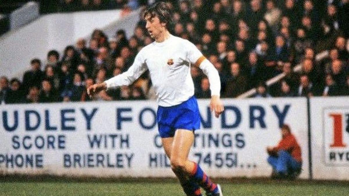 Johan Cruyff, con la camiseta blanca.