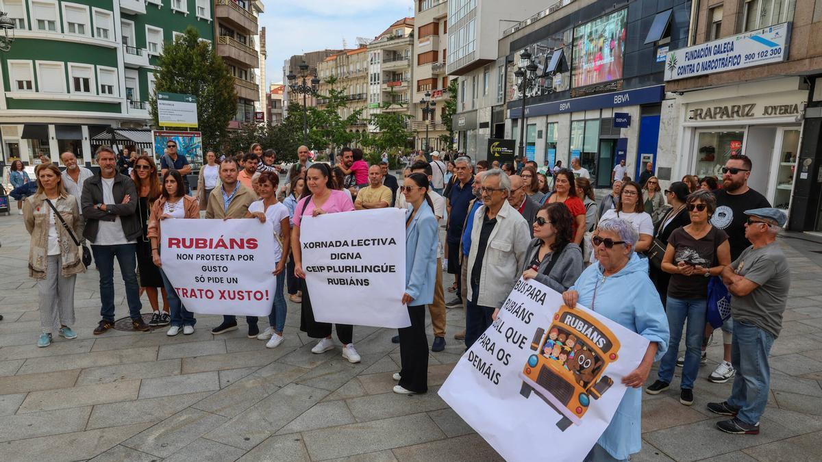 Una concentración de protesta de las familias del colegio de Rubiáns