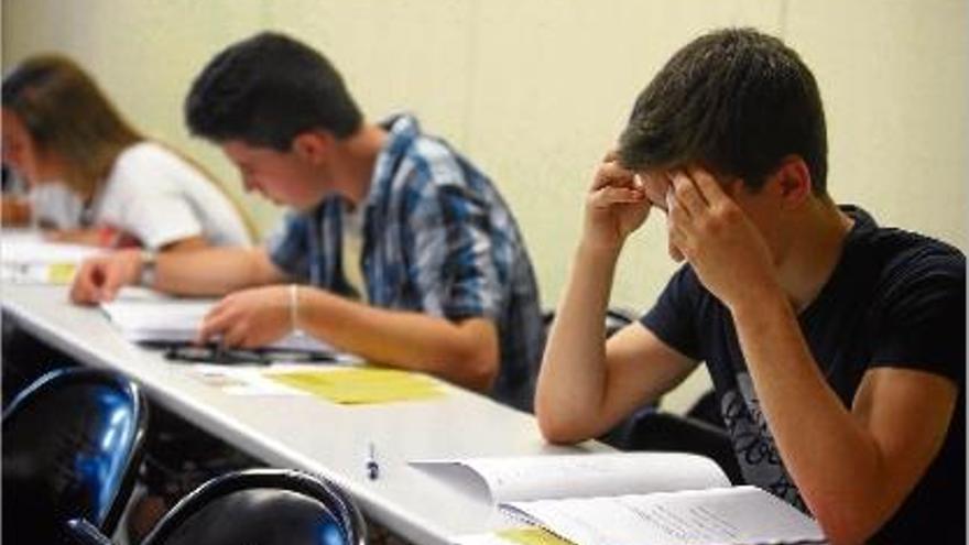 Un grup d'estudiants fent les proves d'accés a la universitat.